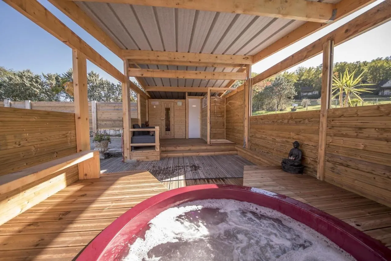 Vakantiehuis La Colline Aux Chalets, Jaccuzi, Sauna Saint-Chamarand
