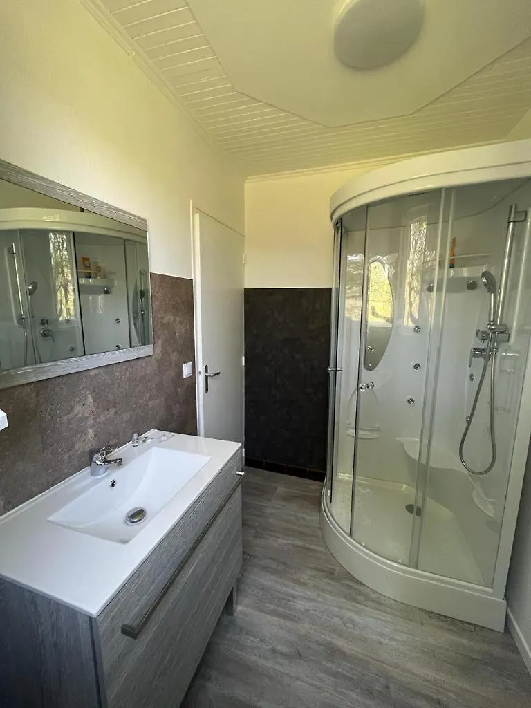 La Colline Aux Chalets, Jaccuzi, Sauna Saint-Chamarand